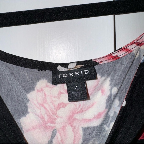 ✨torrid black multicolor floral v-neck short sleeve blouse✨ - Picture 2 of 4
